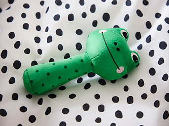 Sonajero para bebé con forma de peluche de rana
