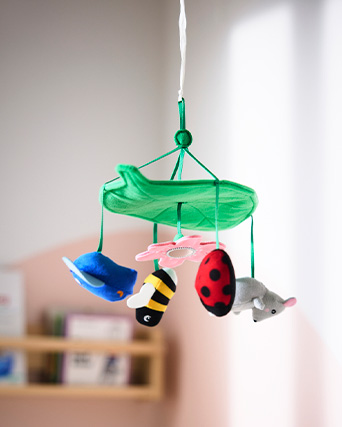 Móvil de cuna para bebé con diferentes figuras de peluches de animales