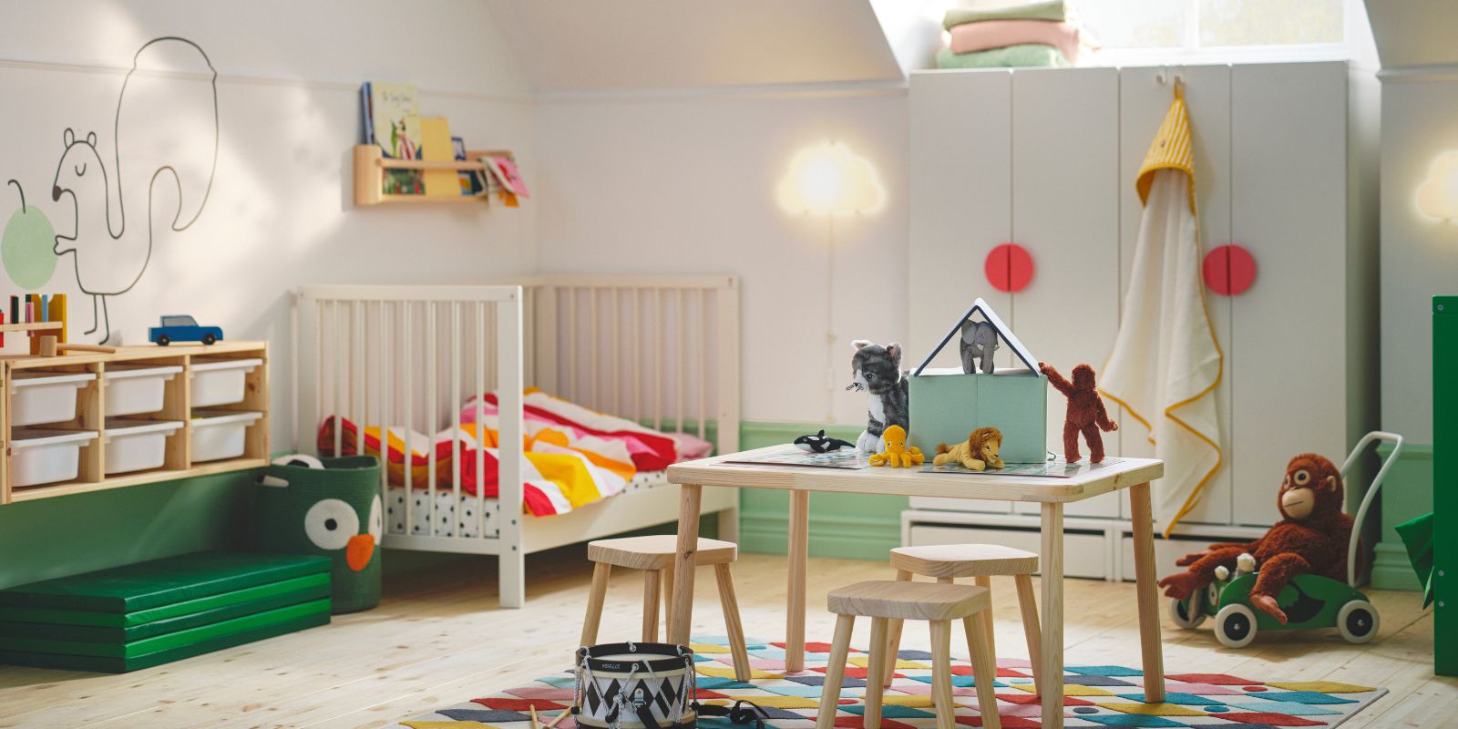 Kids room with BUSENKEL rug, GULLIVER crib, SMÅSTAD/UPPFÖRA closet, UPPSTÅ walker, DJUNGELSKOG plush and UPPSTÅ storage bag.