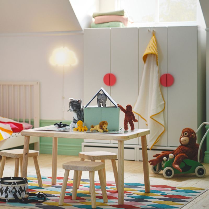 Kids room with BUSENKEL rug, GULLIVER crib, SMÅSTAD/UPPFÖRA closet, UPPSTÅ walker, DJUNGELSKOG plush and UPPSTÅ storage bag.