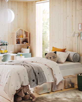 Dormitorio infantil acogedor con paredes de madera y cama