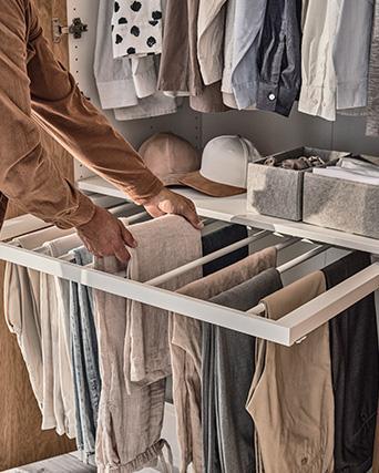 Armario organizado con cajón extraíble y ropa doblada
