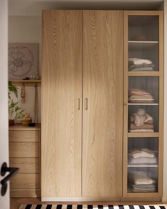 Armario de madera con estantes y ropa doblada