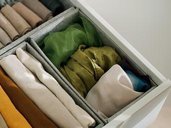 Cajón con ropa doblada y organizada en compartimentos