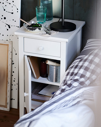 Esta es la mesita de noche IKEA GULLABERG con un cajón y puerta en color blanco.