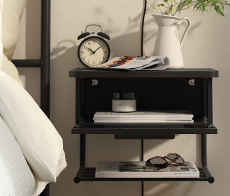 Mesa de noche con reloj despertador, libros y gafas.