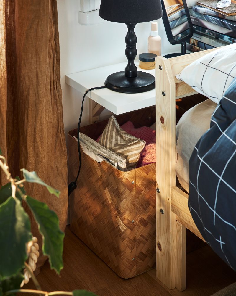 Cozy bedroom with NEIDEN twin bed, BULLIG basket, BERGSHULT/SANDSHULT wall shelf and ANNAKAJSA blackout curtains.