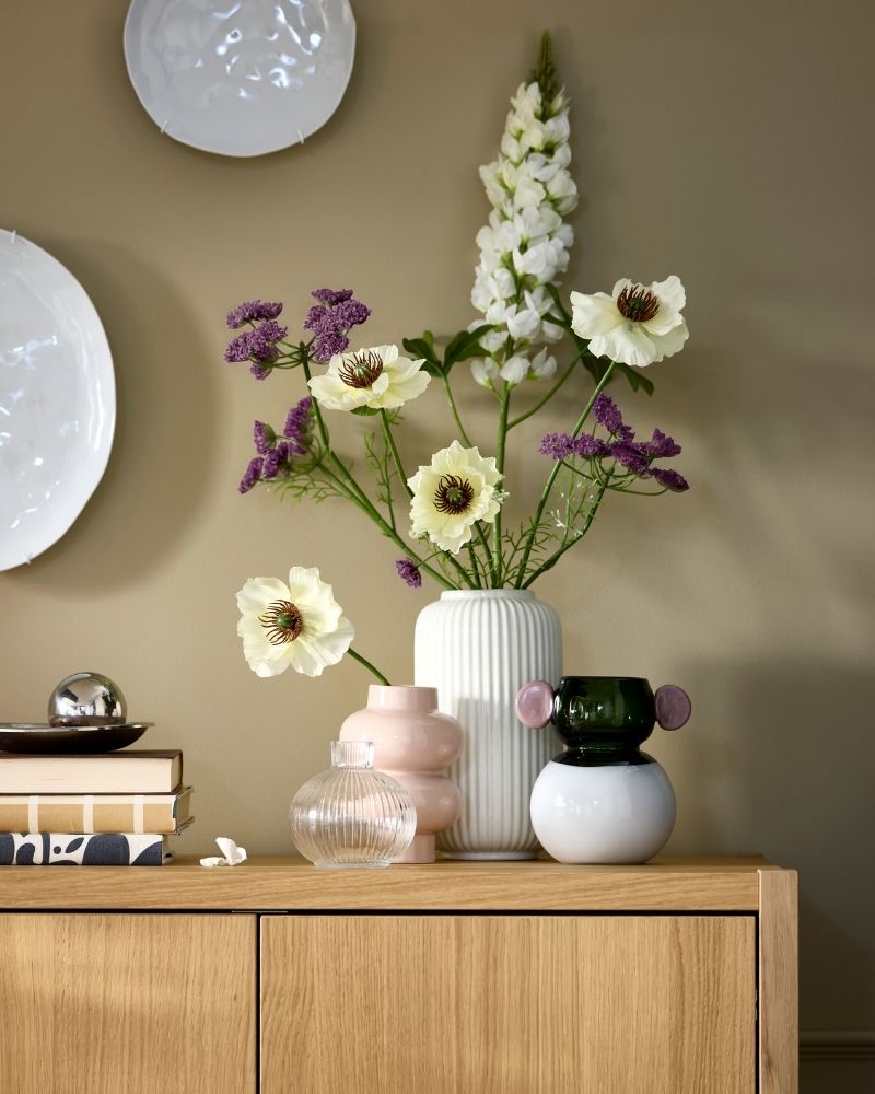 Elegant dining corner with STOCKHOLM 2025 sideboard, STILREN vase, IKEA PS 2026 vase and SMYCKA artificial flowers.