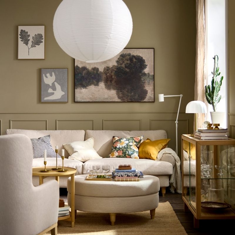 Cozy living room with VALNÄS 3-seat sofa, VALNÄS ottoman, STOCKHOLM 2025 cabinet, NYMÅNE floor lamp and LOHALS rug