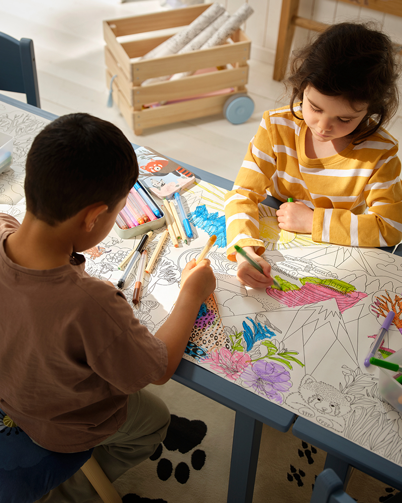 Children colour ALPTALL colouring paper with MÅLA felt-tip pens.