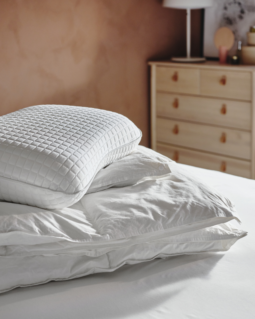 Almohadas blancas sobre una cama.
