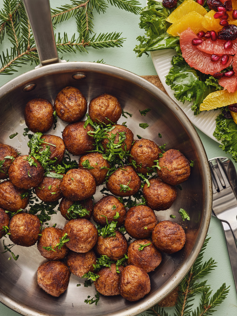 Albóndigas en sartén con ensalada.