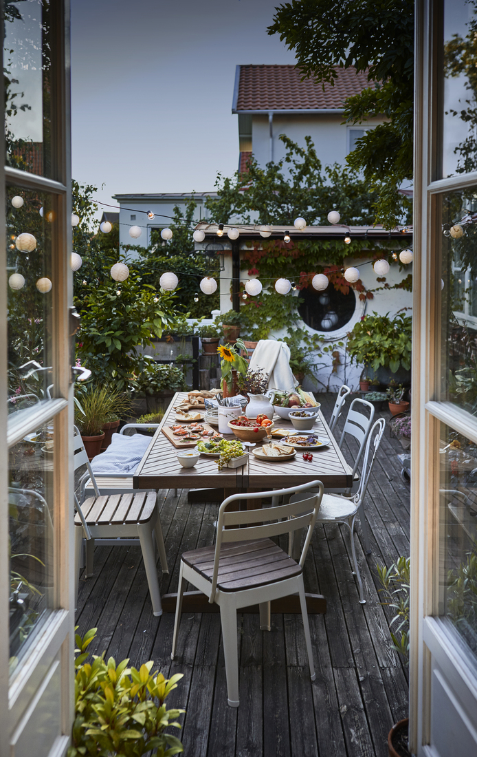 Comedor exterior con luces decorativas.