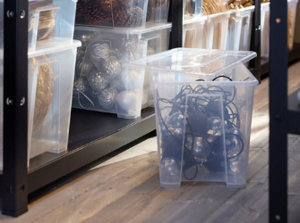 Cajas plásticas transparentes para almacenamiento.