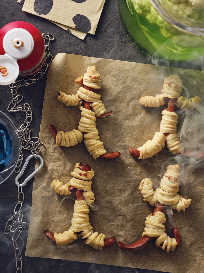 Salchichas envueltas en masa con forma de momias de Halloween.
