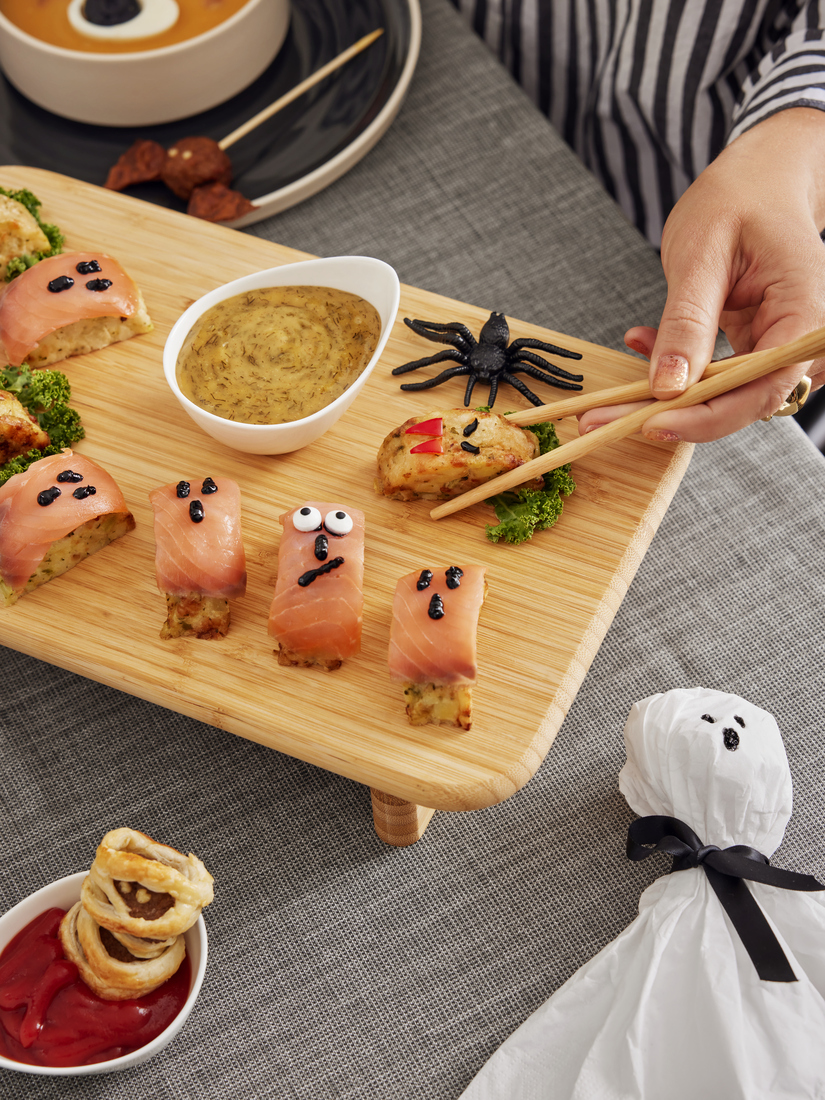 Aperitivos de Halloween con figuras de monstruos y fantasmas.