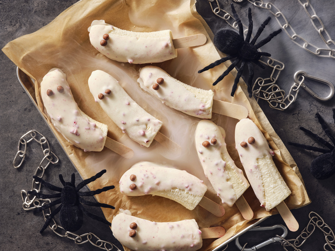 Bananas cubiertas de chocolate blanco con forma de fantasmas.