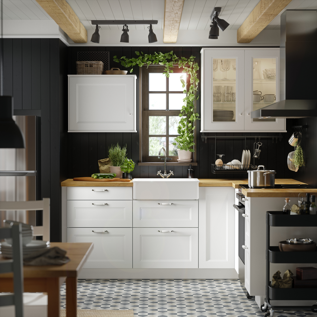 Cocina luminosa con fregadero bajo ventana y plantas.