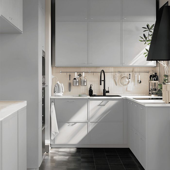 Cocina moderna en tonos claros con luz natural.