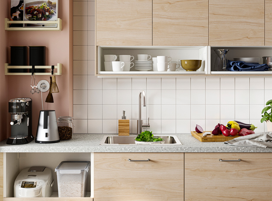 Cocina moderna con armarios de madera clara.