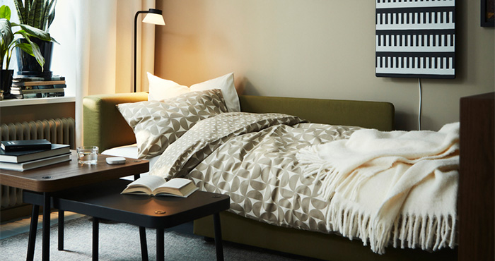 Dormitorio acogedor con cama y decoración moderna.