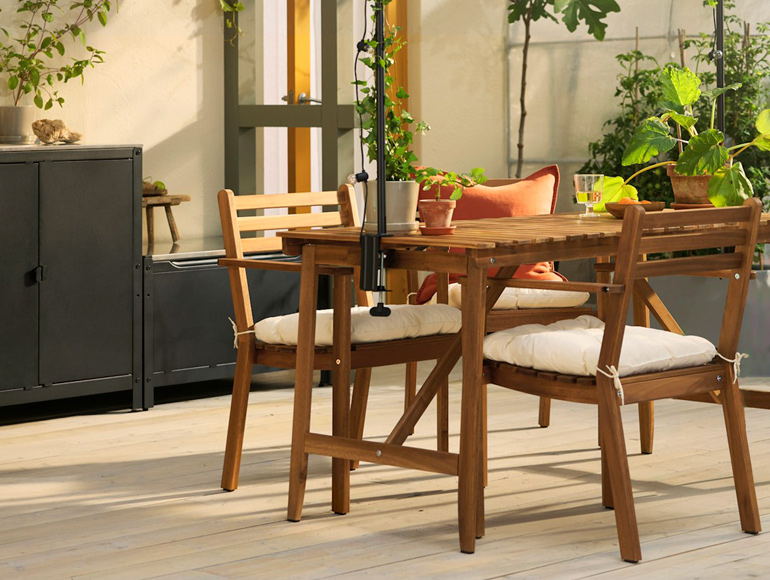 A cosy family patio with rustic outdoor décor ideas