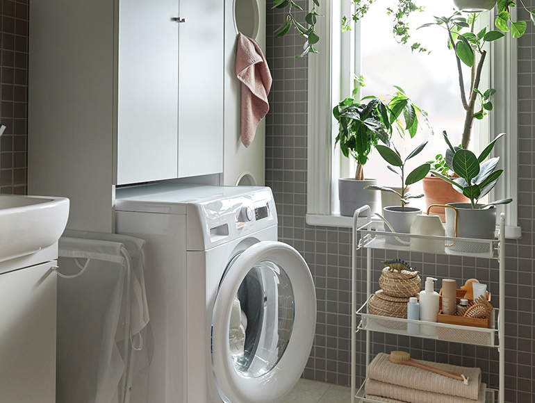 Un área de lavado compacta, funcional y con frescura para un baño pequeño