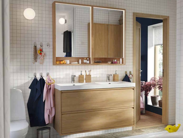Un baño acogedor con soluciones inteligentes para toda la familia