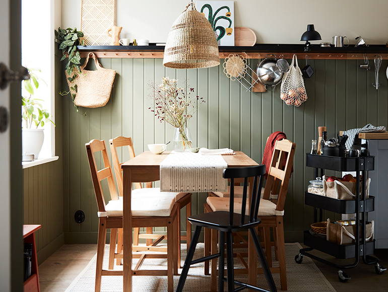 A small cottage-style dining room for the whole family