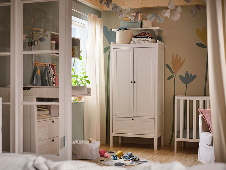 El día a día florece en una habitación rústica de estilo escandinavo