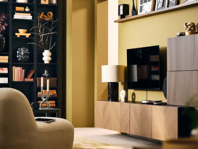 Estilo por fuera, orden por dentro: La belleza de una sala organizada.